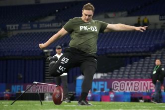 Jets Sign ‘The Thicker Kicker’