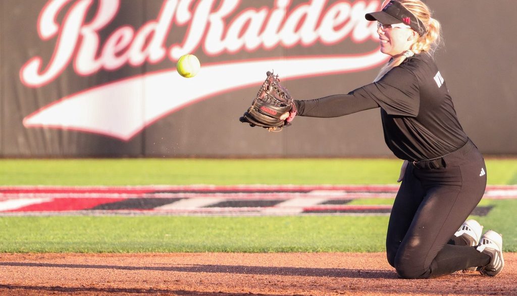 Mia Williams Shines in Debut, Claims Big 12 and Softball America Player of the Week Honors